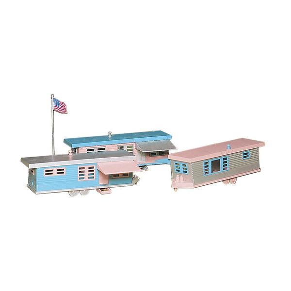 Bachmann Trains - PLASTICVILLE U.S.A. BUILDINGS – CLASSIC KITS - TRAILER PARK - 3 TRAILERS & FLAG POLE w/FLAG - O Scale