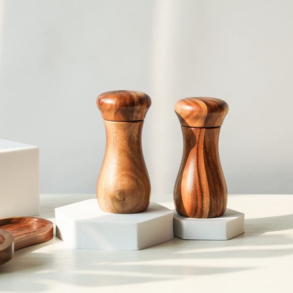 DeroTeno Salt and Pepper Grinder Set with Mill Tray, Set of 2 Salt and Pepper Mill with Ceramic Grinder Acacia Wood, Height 13 cm, Dia 6 cm