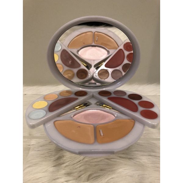 Signature Club A Take Along Total Makeup Kit Face Palette Net Wt 1.4oz Made USA