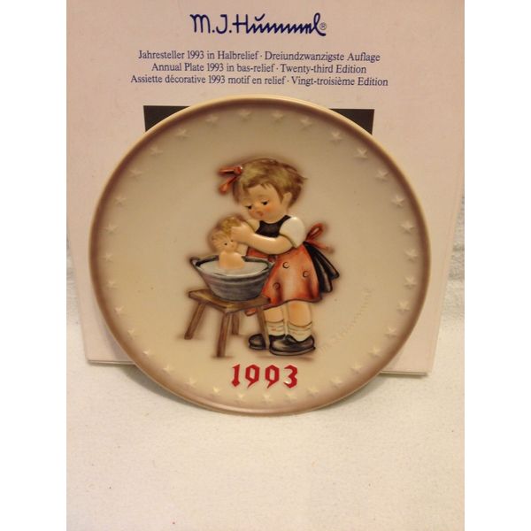 1993 Hummel Goebel Plate 23rd Edition Doll Bath