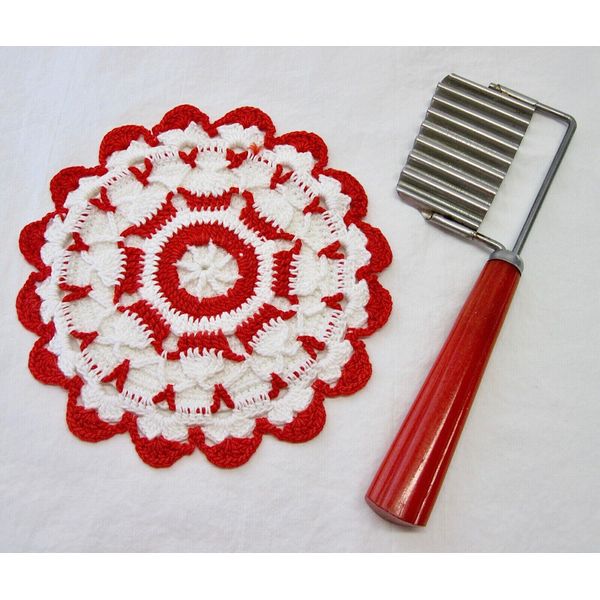 Vtg Wavy Crinkle Vegetable Cutter Potato Slicer Red Handle & Crochet Potholder