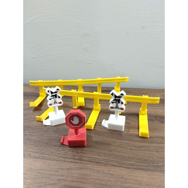 GeoTrax Rail & Road System Replacement Train  Accessories 5pc Signs n Guardrails