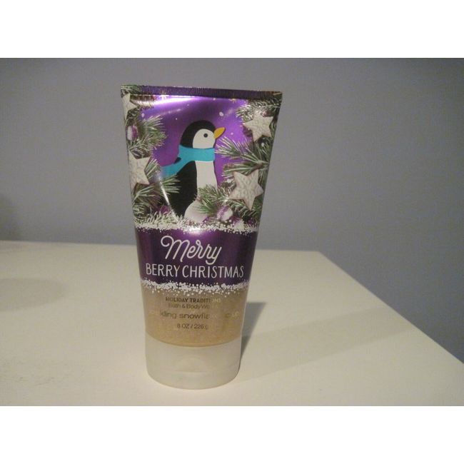 BATH AND BODY WORKS MERRY BERRY CHRISTMAS SPARKLING SNOWFLAKE SCRUB