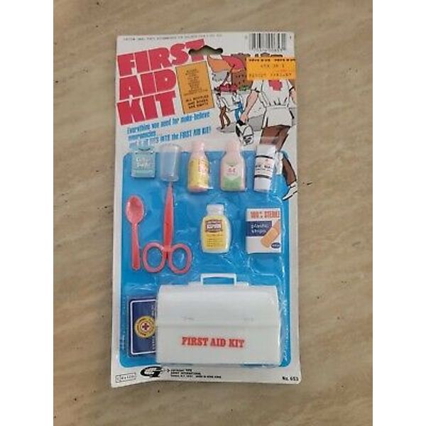 RARE, NEW, FACTORY SEALED, 1996 UNPUNCHED GORDY TOY MEDICAL SQUAD FIRST AID KIT!