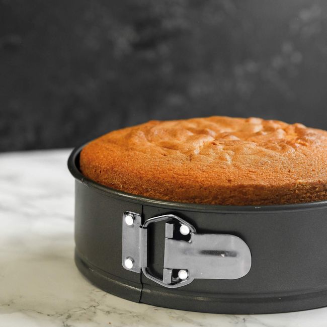 Masterclass Non-Stick Deep Square Cake Tin with Loose Base, 20 cm (8)