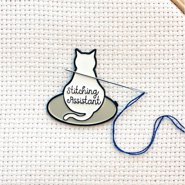 Stitching Assistant White Cat on Embroidery Hoop Enamel Needle Minder