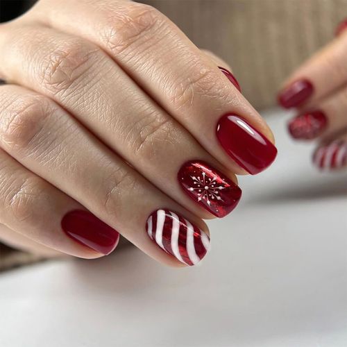 Calkkrer 24 unghie rosse di Natale Press On Nails, unghie corte rettangolari da incollare, strisce di zucchero, fiocchi di neve, unghie finte, punte finte