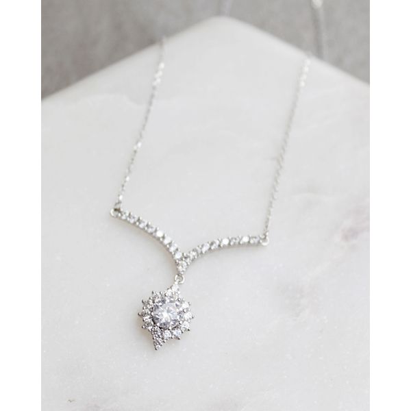 Feminine Fairdrop Silver Necklace