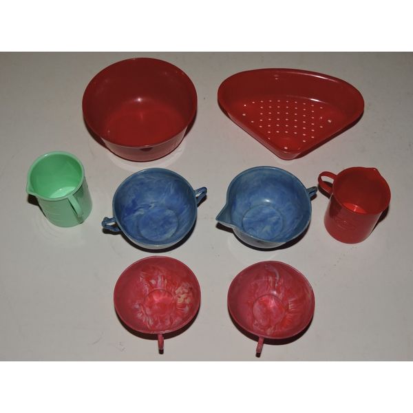 LOT OF 8 VINTAGE CHILD'S TOY PLASTIC DISHES MEASURING CUPS AMSCO