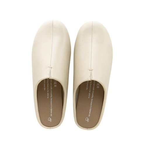 Room shoes designed for walking. The simple design is moist and comfortable to wear, Ivory