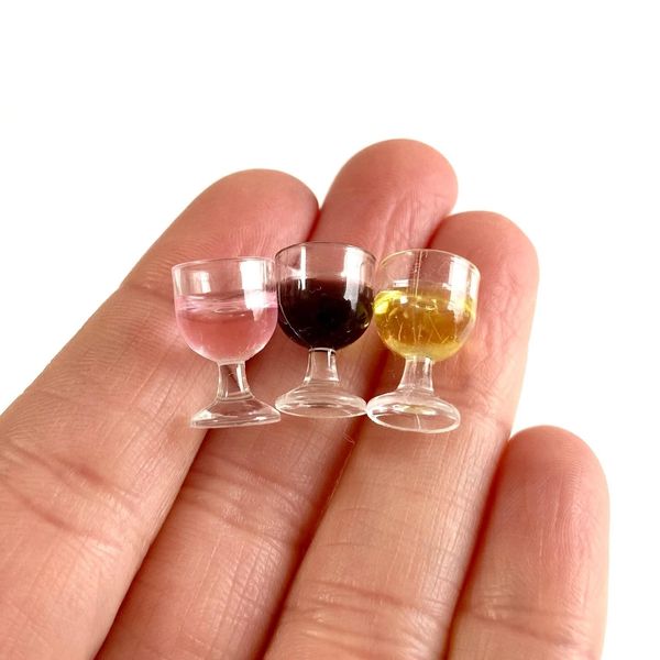 Miniature Kitchen Wine Glass, 1/12 Red White and Rose Resin Wine Glass, Dollhouse Kitchenware, Dollhouse Kitchen Decoration Glass (4PCS)