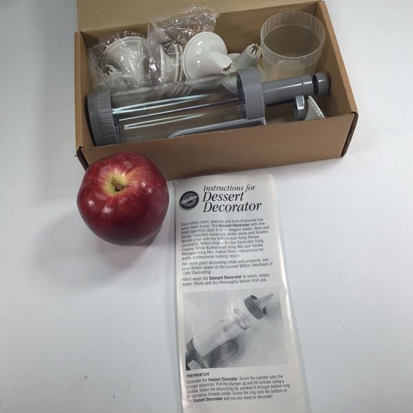 Pampered Chef Easy Accent Decorator 10 TIPS Desert Icing Cake Decorating 1778