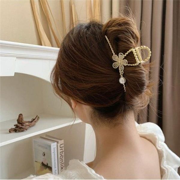 [10 by 10] Pearl &amp; transparent beads flower pin