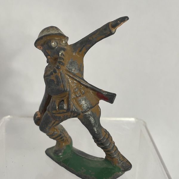 Military Soldier With Gas Mask Throwing Grenade Single Cast Metal Lead Figure