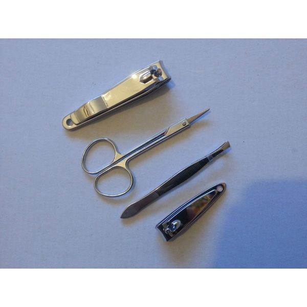 PRIMA 4 PEICE MANICURE SET. SET INCLUDES,NAIL CLIPPER,TOE NAIL CLIPPER,NAIL SCISSOR,TWEEZER.