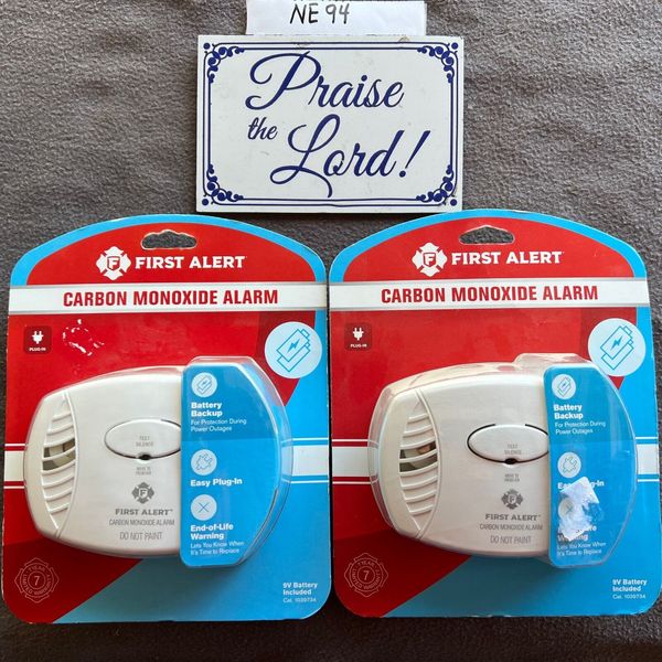 New 2 First Alert Carbon Monoxide Alarm Plug-In W/Battery Back-Up CO606  1039734