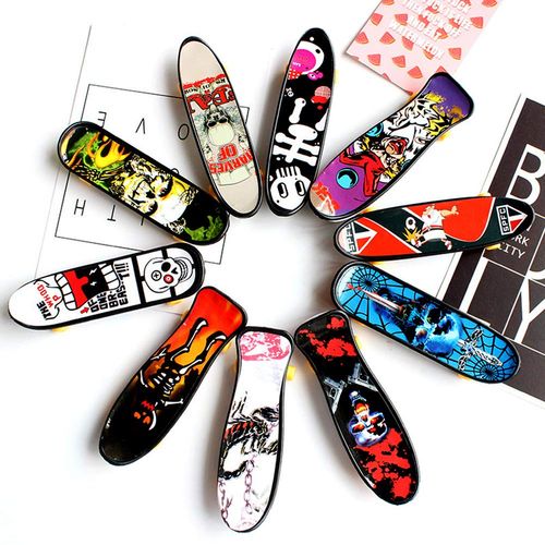 DOYIFUN Pack of 10 Professional Mini Finger Skateboard, Creative Fingertips Movement Party Favors Novelty Toys for Kids Party Supplies Props Decoration