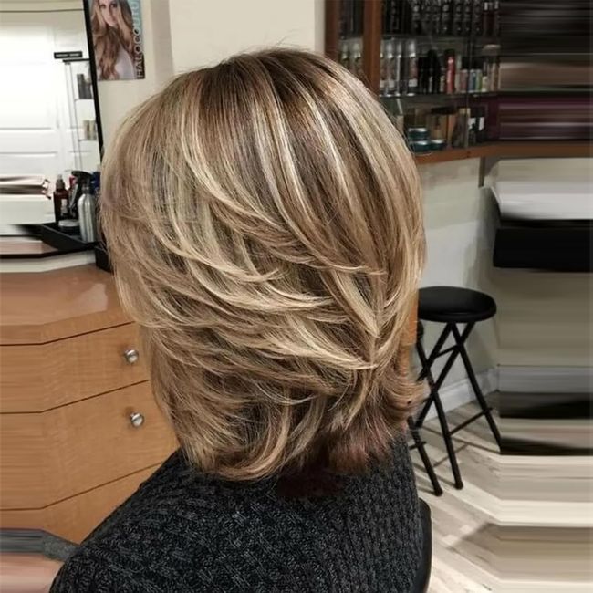 Jolelyne Ombre Blonde Highlight Bob Layered Wigs with Curtain Bangs for White Women Synthetic Short Straight Ombre Blonde Shaggy Wig Light Brown Mixd Blonde Wig for Black Women