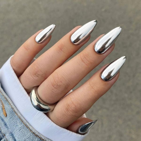 GlamRays Lustrous Sliver Chrome Press On Nails Medium Almond False Nails Metal Mirror Varnish Nails Glue On Shiny Stiletto False Nails for Women 24 Pieces