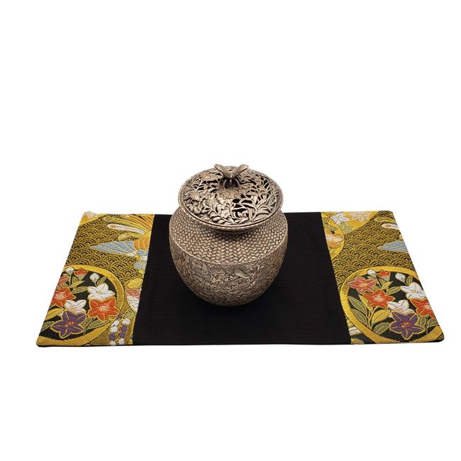 Hiding the money in Perfect Japanese Vase with Figurine Incense Burner and Belt Like Texture 明日香