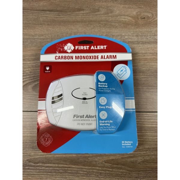 First Alert CO606 Plug-In Carbon Monoxide Alarm w Backup Battery NEW