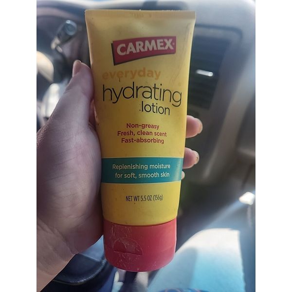 (1) Carmex Hydrating Lotion Non-Greasy 5.5 oz