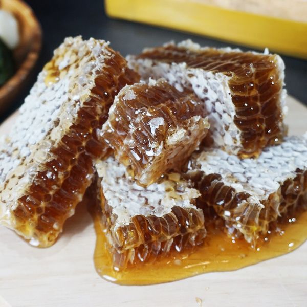 Honey pack: approximately 200g of honeycomb honey