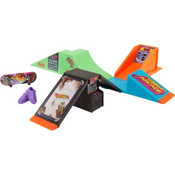 Hot Wheels Skate Arcade Skatepark Playset with Tony Hawk Fingerboard and Pair of Removable Skate Shoes