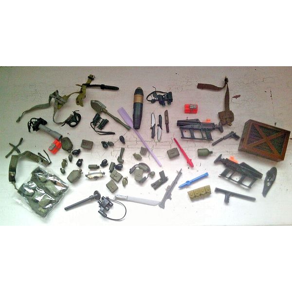 TOY MILITARY GEAR WEAPONS & EQUIPTMENT LOT