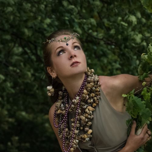 MOSTORY Ghirlanda per capelli fatta a mano in bronzo verde Woodland Crown Elfen Bat Wings Fascia per capelli con cristalli verdi per strega regina principessa Cosplay Costume Carnevale Halloween Party