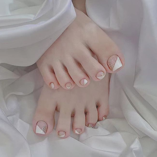 SINLOV 24pcs Nude Square Fake Toenails Glossy Press on Glitter False Toe Nails Short Full Cover False Toenails Artificial Foot Nails for Women and Girls