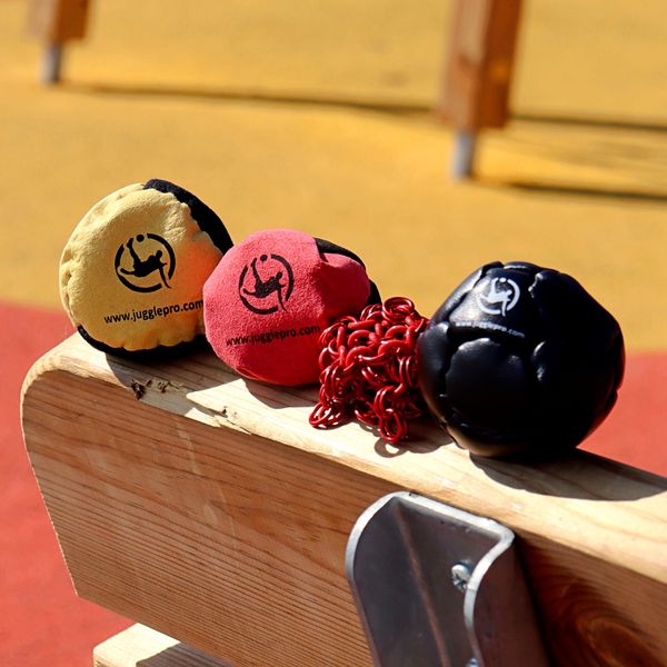 Juggle Pro Hacky Sack 4er Set Footbag – Bundle Adventure – FUSSJONGLIEREN