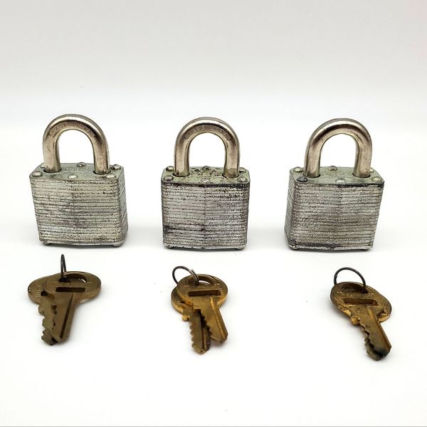3x Master Lock Padlocks No 3 0.75" L x 0.30" D Shackle 1.5" Body Keyed Diff NOS