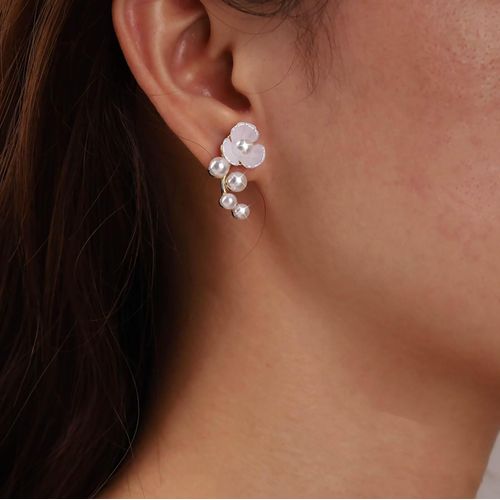 Sttiafay Vintage Pearl Flower Earrings Gold Pearl Dangle Earrings White Flower Stud Earrings Pearl Wedding Drop Earrings Jewelry for Women