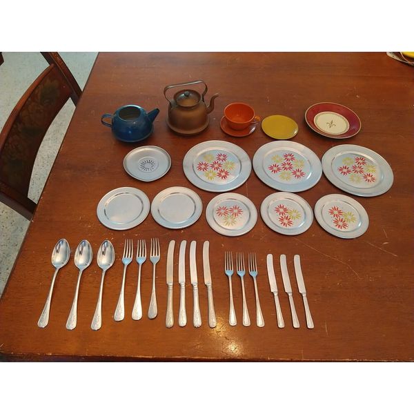 Vtg Child's Toy Dish/Flatware Set 32 Pieces