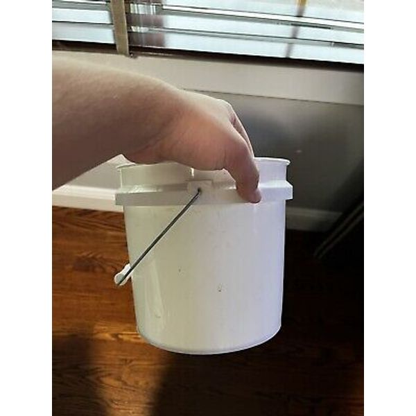 1 Gallon White Plastic Bucket with Handle