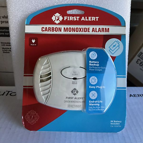 First Alert Carbon Monoxide Alarm Easy Plug-In 9V Battery Backup Included SEALED