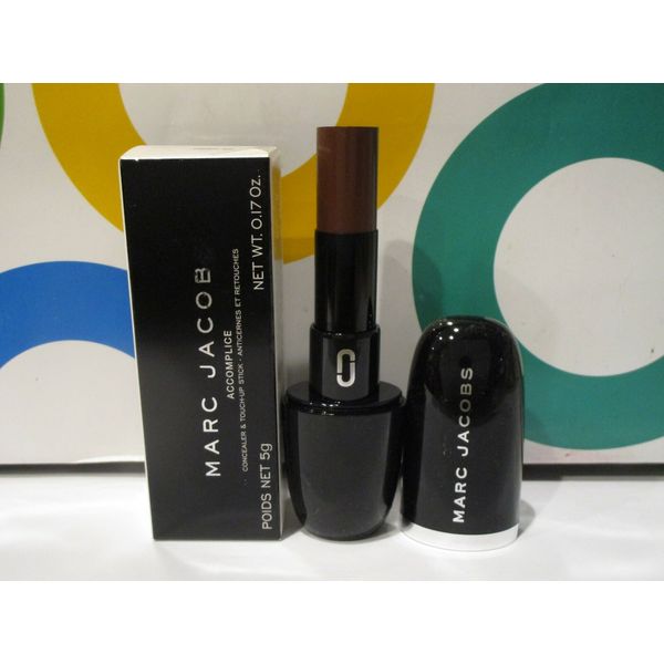 MARC JACOBS ~ ACCOMPLICE CONCEALER & TOUCH UP STICK ~ # 59 DEEP ~ 0.17 OZ BOXED