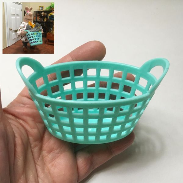 M00079-BLUE MOREZMORE Miniature Laundry Basket 1:6 Scale Puppet Doll Dollhouse Mini