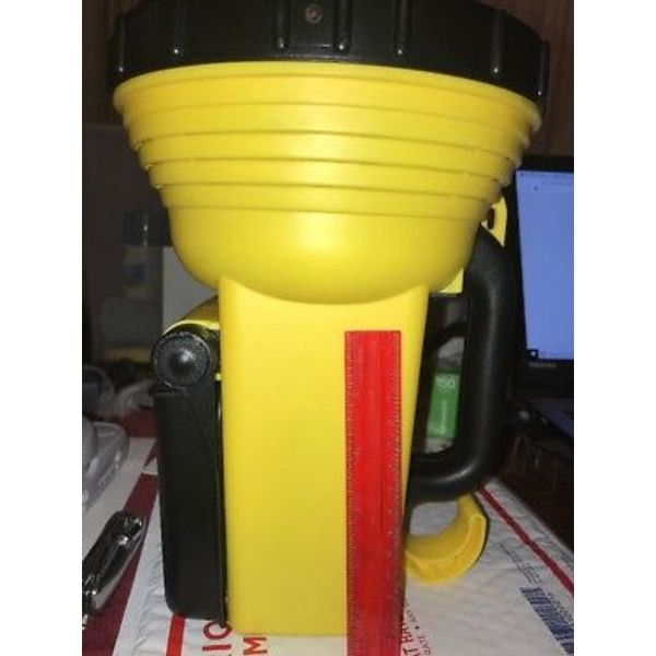 10 MILLION RECHARGEABLE WORK LIGHT missing charger