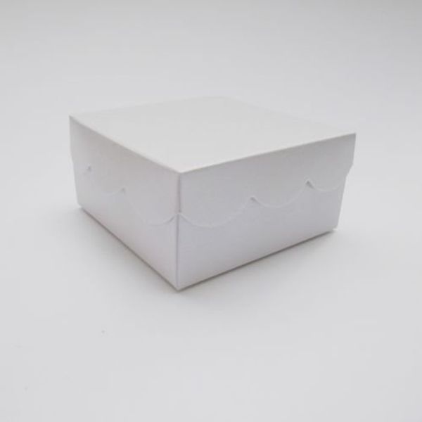 10 x White Pearlescent Scallop Lid Wedding Favour Boxes