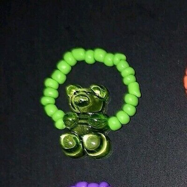 🧸NEW GREEN Plastic Gummy Candy Bear Stretchable Bead Jewelry Ring