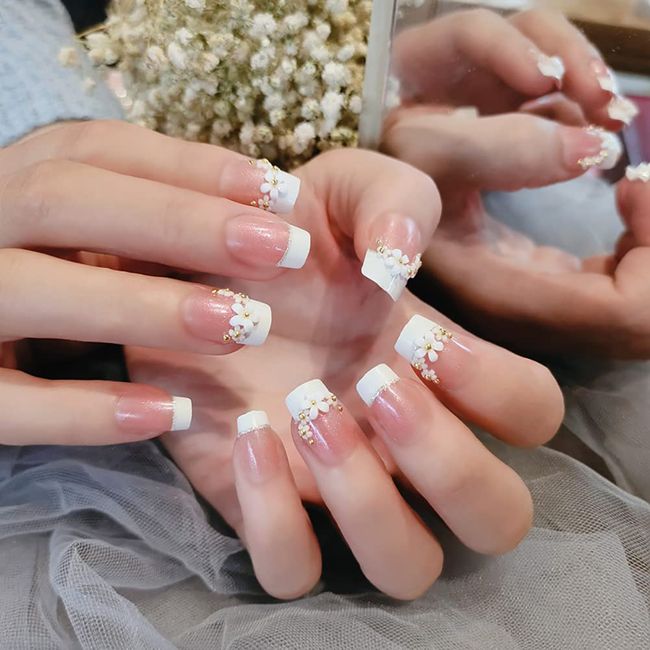 24 Pieces Nail Tips False Nails for High Quality Lady Cute White Side Small Flower Pattern Fake Nails for Photography, Weddings, Coming-of-age Ceremonies, Parties, After-parties, Etc. False Nails
