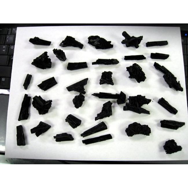 NATURAL BLACK TOURMALINE CRYSTALS.ROUGH, UNPOLISHED, NATURAL. 35 PIECES TOTAL. WEIGHT FULL 1/2 POUND.