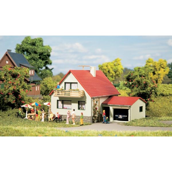 Auhagen 12222 House with Garage Modelling Kit