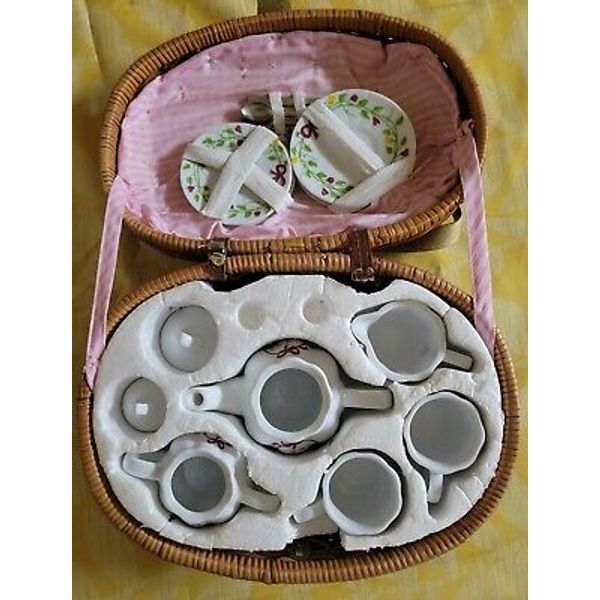 Delton Miniature Wicker Picnic Basket Kittens Tea Set