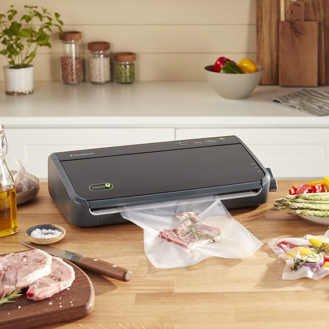 FoodSaver Vacuum Sealer Machine with Automatic Bag Detection, Sealer Bags  and Roll, and Handheld Vacuum Sealer for Airtight Food Storage and Sous