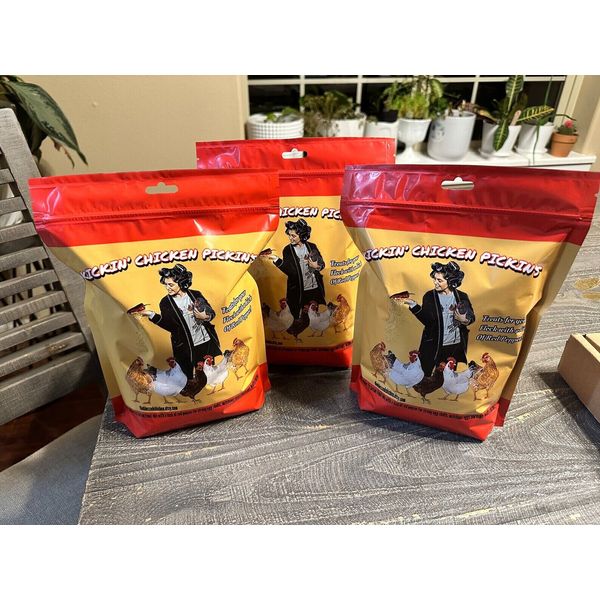 Chicken Feed Treats , Mealworms, Grains And Red Pepper Flakes For Poultry Health